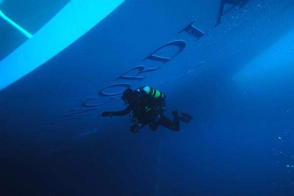 Am 13. Jänner ist das Kreuzfahrtschiff "Costa Concordia" vor der toskanischen Küste auf einen Felsen aufgelaufen. Dabei wurde das 500 Millionen Euro teure Schiff schwer beschädigt. Taucher suchen im Wrack nach Vermissten. Weiter: Unterwasserbilder des Schiffes und der Schäden