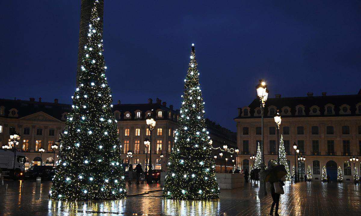 Fürstliche elegant mit hohen Bäumen und schlichter Beleuchtung ist der Place Vendome in Paris dekoriert.