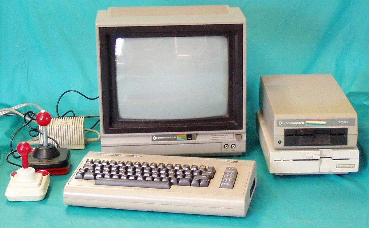 Der Commodore 5 64, oder auch liebevoll der Brotkasten genannt, gilt als meistverkaufter Heimcomputer der Welt. Die Schätzungen variieren stark. Zwischen 12,5 und 30 Millionen Geräte sollen in den 1980er-Jahren verkauft worden sein. Wie auch seine Vorgänger besaß der C64 keine Festplatten, sondern externe Laufwerke. In Deutschland kostete der C64 1983 1495 Deutsche Mark. Umgerechnet sind das damals knapp 3000 Euro gewesen.