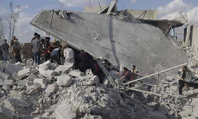 Die Suche nach Überlebenden nach Bombenanschlägen Russlands in Maasran südlich von Idlib.