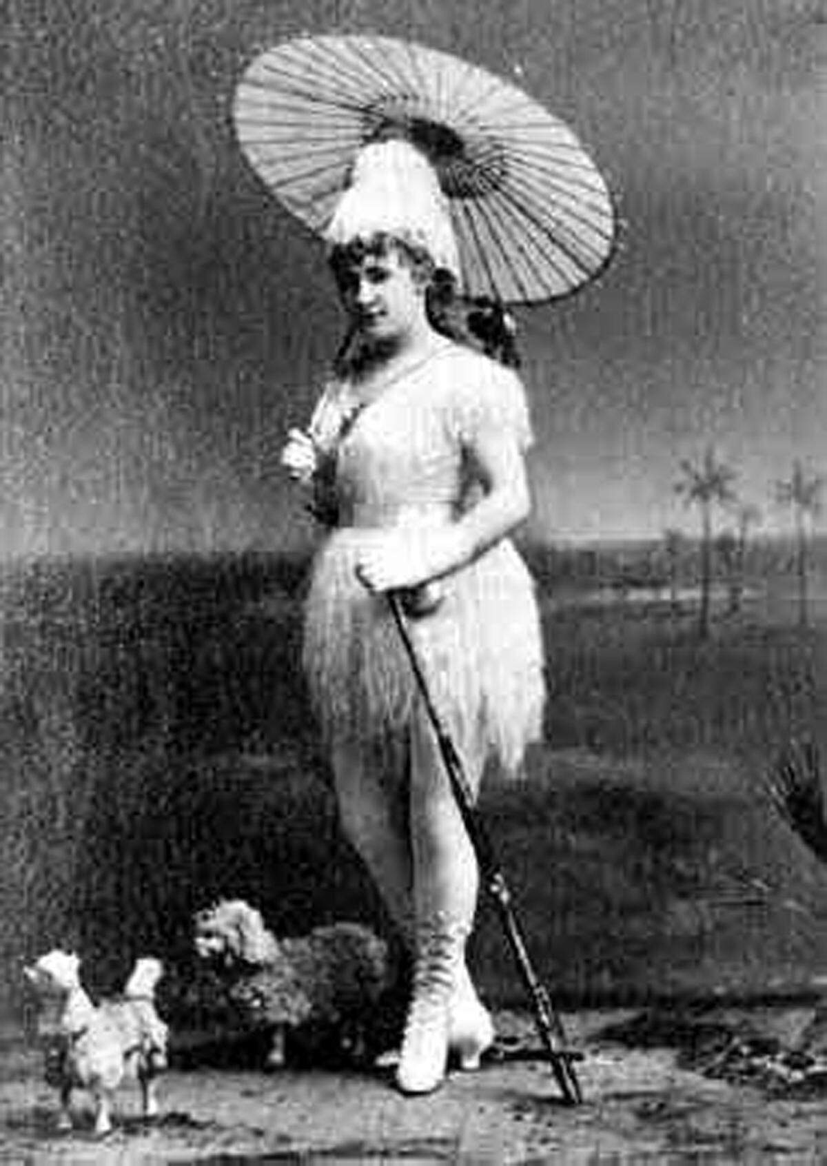 Sie war die erste "Queen of Burlesque". Ab 1868 wurde die britische Tänzerin Lydia Thompson mit ihren kurzen Röcken in New York City zum gefeierten Star. Ihre fehlende Keuschheit sorgte seinerzeit für einen Sturm der Entrüstung.Thompson tourte mit ihrer Truppe "British Blondes" durch Amerika. Nachdem nackte Haut damals noch kein Thema war, traten die Damen ihn Schlauchkleider und gewebten Strumpfhosen auf, die der Fantasie nicht viel Raum ließen.