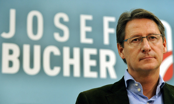 Bucher zieht sich Politik