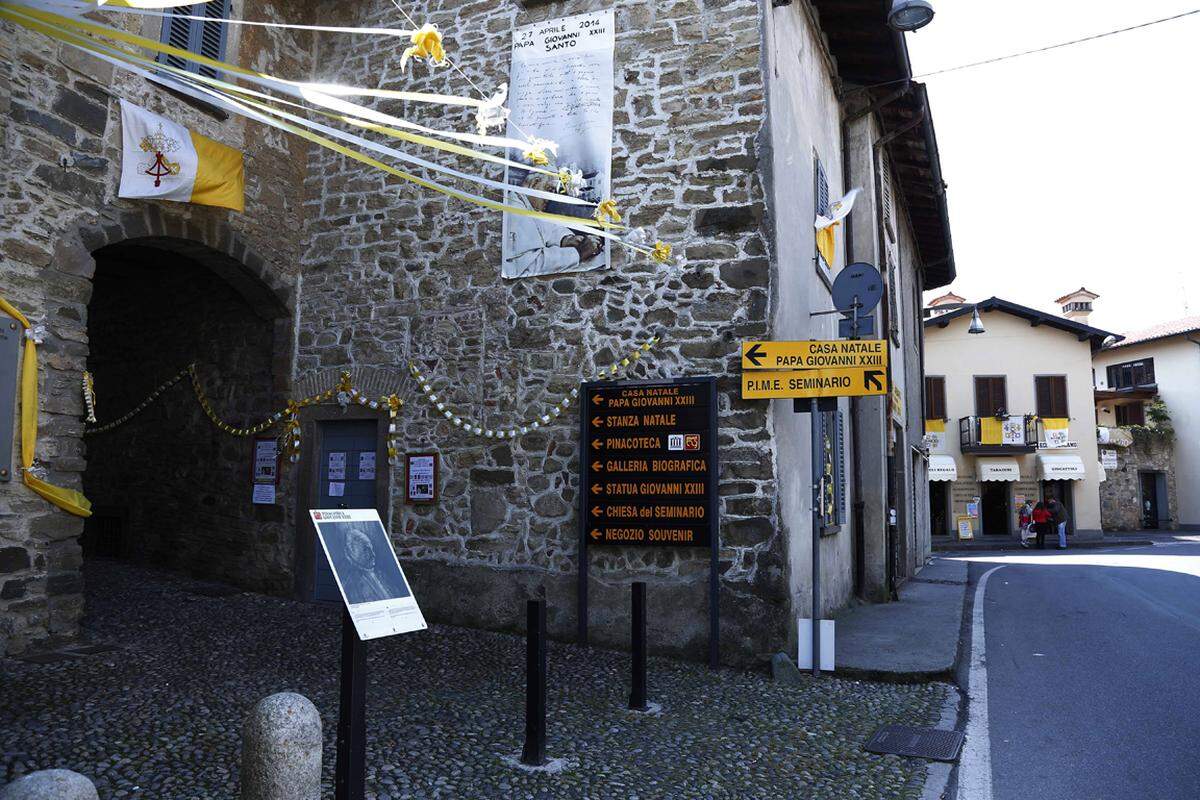 Für die Einwohner von "Sotto il Monte Giovanni XXIII." ist der vor 50 Jahren gestorbene Angelo Giuseppe Roncalli noch immer schlichtweg "Il papa" - der Papst. In seinem Heimatort wird seine Erinnerung gepflegt, mit Gedenksteinen, Statuen und Straßennamen.