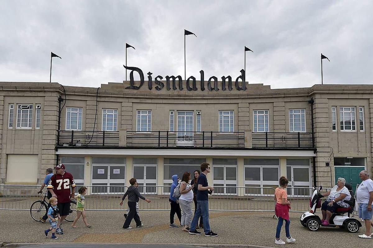 Vor Jahren war das Tropicana ein Schwimmbad im westenglischen Badeort Weston-super-Mare, jetzt hat der Street-Art-Künstler Banksy, der seine Identität geheim hält, eine Kunstausstellung auf dem Gelände installiert: "Dismaland" ist eine Parodie auf die Disney-Freizeitparks - dismal heißt auf Deutsch trostlos.