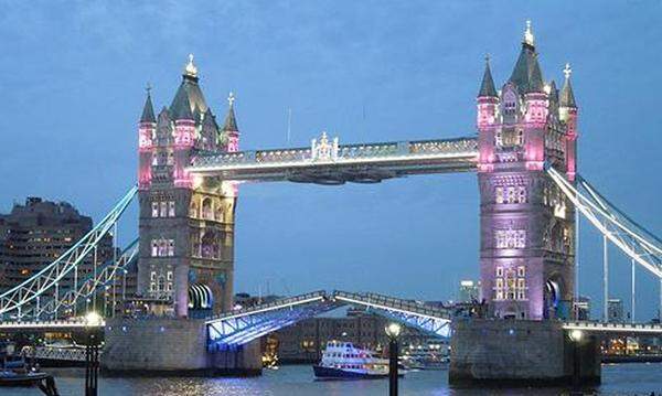 Passend zur Geburt des Mädchens wechselten auch ein paar Londoner Wahrzeichen ihre Farbe.Die Tower Bridge in London verkündete mit ihrer Fabrgebung: "Herzlichen Glückwunsch an den Herzog und die Herzogin von Cambridge über die Geburt eines Mädchens! Heute Nacht werden wir Rosa, um zu feiern."