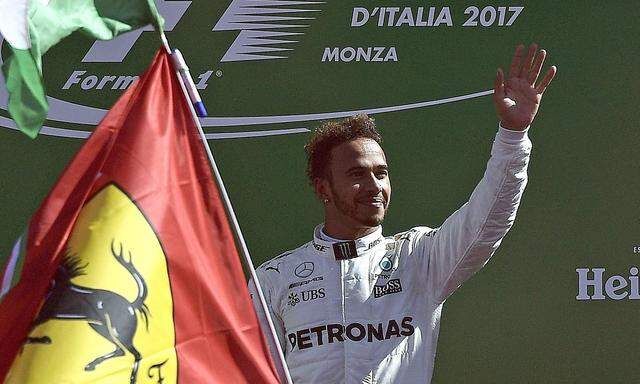 Lewis Hamilton hinter einer Ferrari-Flagge