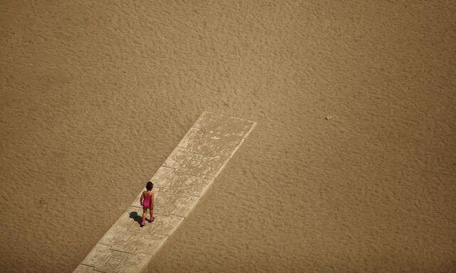 „Er zählt augenzwinkernd nach, wie viele Sandkörnchen es gibt, und zwar nicht nur an den Ufern der Meere, sondern im gesamten Universum.“ Carlo Rovelli über Archimedes und dessen Werk „Die Sandzahl“.