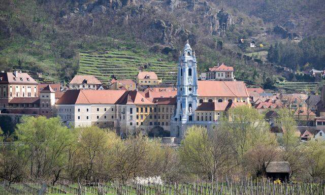 In den schmalen Gassen von Dürnstein in der Wachau spürt man den Ansturm von Touristen besonders stark.
