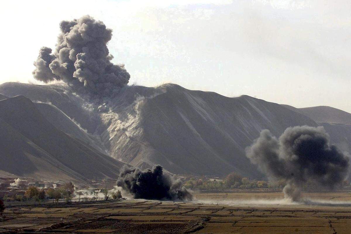 Die Mission "Enduring Freedom" in Afghanistan beginnt am 7. Oktober 2001. Gewaltige Explosionen erschüttern in den folgenden Tagen das Land. Mehr als ein Monat später, am 13. November, rückt die afghanische Nordallianz in Kabul ein. Die seit den Neunzigern den Großteil des Landes kontrollierenden Taliban flüchten aus der Hauptstadt.