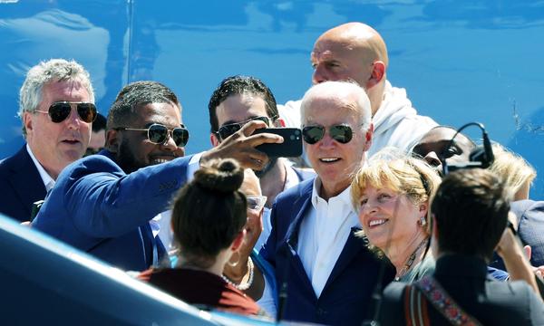 Joe Biden mach Selfies mit Anhängern am Flughafen in Harrisburg, Pennsylvania, am Sonntag.