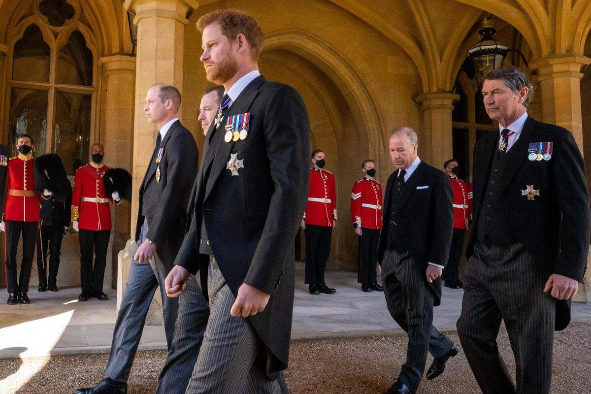 Danach folgten die Enkel Prinz William und Prinz Harry, die jedoch nicht nebeneinander gingen. Zwischen ihnen ging - einen halben Schritt dahinter um der Thronfolge Tribut zu zollen, Peter Philips, der älteste Sohn von Prinzessin Anne. Da in der Vergangenheit immer wieder von einem angeschlagenen Verhältnis zwischen den Brüdern die Rede war, wollte man damit wohl Spannungen vermeiden.    