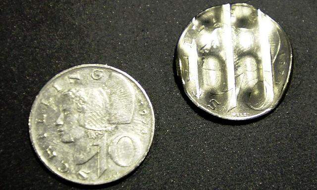 Eine 10-Schilling-Münze.