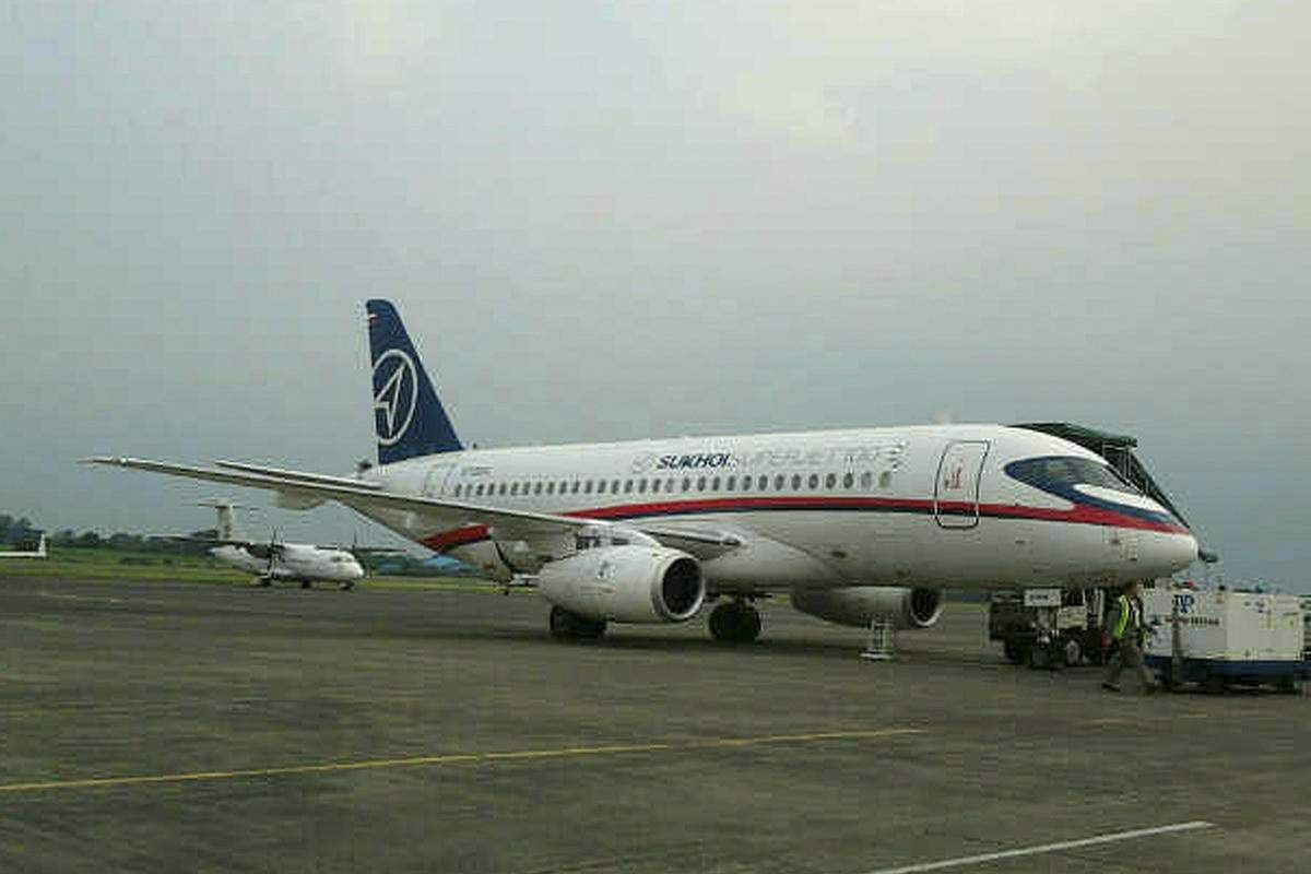 Allerdings hatten Triebwerksprobleme die Auslieferung des Fliegers bislang verzögert. Beim Flug von Birma nach Indonesien hatte das Flugzeug erstmals den Äquator überflogen.