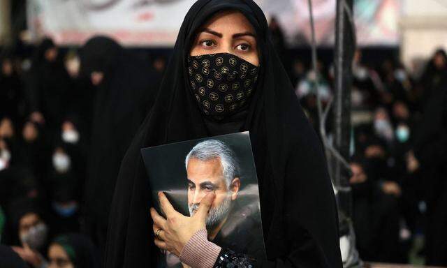 Iranerin mit einem Bild des iranischen Garde-Generals Qasem Soleimani. Er starb im Jänner 2020 in Bagdad durch einen Drohnenangriff der USA. 