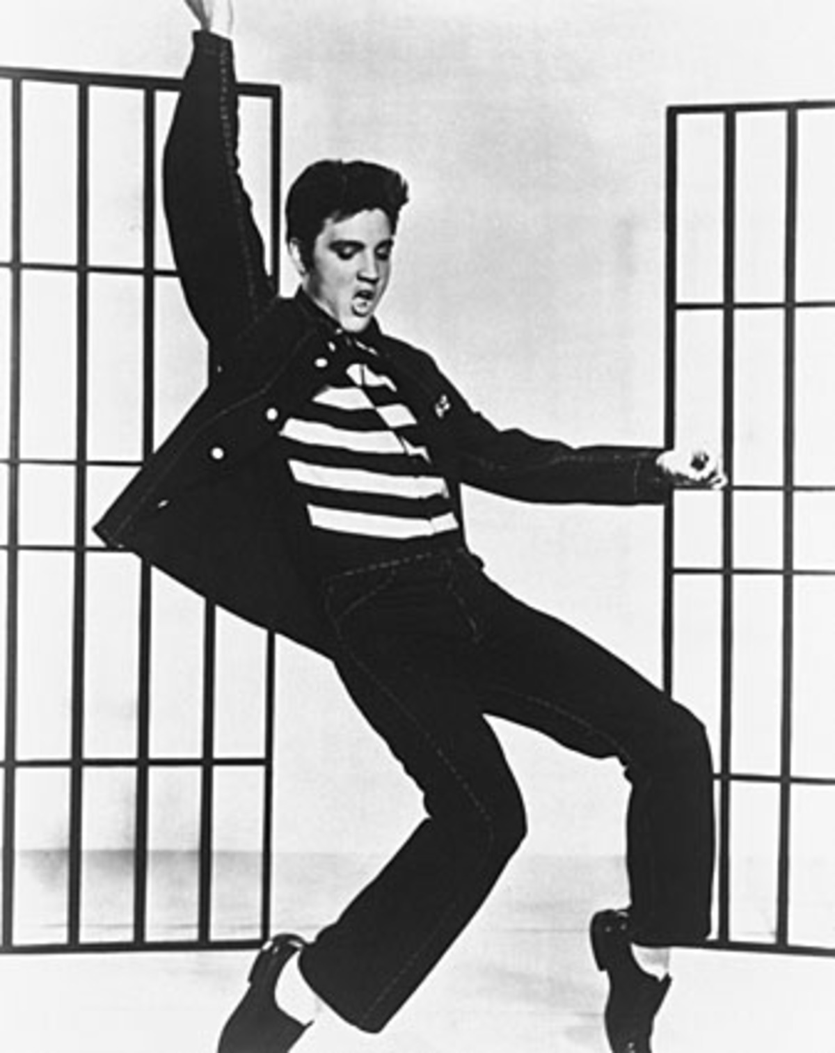 Mit ein paar Hüftschwüngen ließ Elvis die spießige Fassade der Nachkriegsgesellschaft einstürzen. "All Shook Up", "Teddy Bear" und "Jailhouse Rock" - die Bewegungen von "Elvis the Pelvis" galten für Sitte und Moral als so gefährlich, dass Fernsehsender den Sänger nur noch von der Hüfte aufwärts zeigten. Die etablierte Presse sah in ihm einen Jugendverderber - und fachte die Rebellion der Jungen nur weiter an.