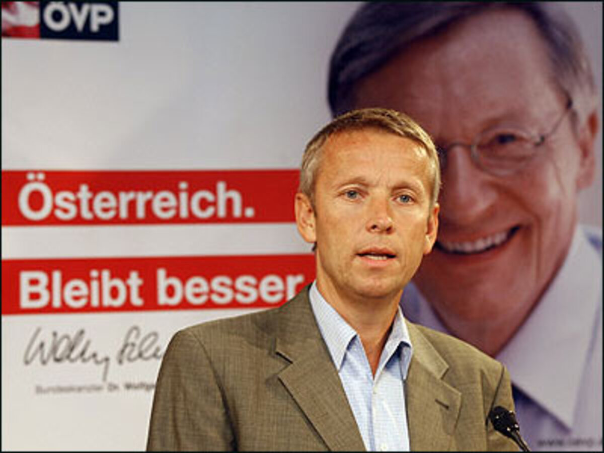 "In Sonntags-Reden wird von den Genossen gegen die 'Heuschrecken' gewettert, und am Montag wird die rote ÖGB-Bank genau an diese 'Heuschrecken' verkauft." VP-Generalsekretär Reinhold Lopatka.