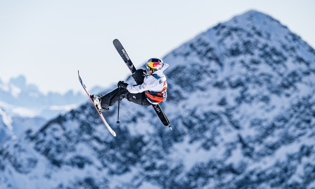 Flugeinlagen hoch über dem Stubaital: ÖSV-Aushängeschild Matěj Švancer hebt heute beim Slopestyle-Auftakt ab. 