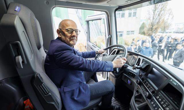 Baden-Württembergs Verkehrsminister Winfried Hermann (Grüne), am Steuer eines Lkw, der mit Wasserstoff betrieben wird. 