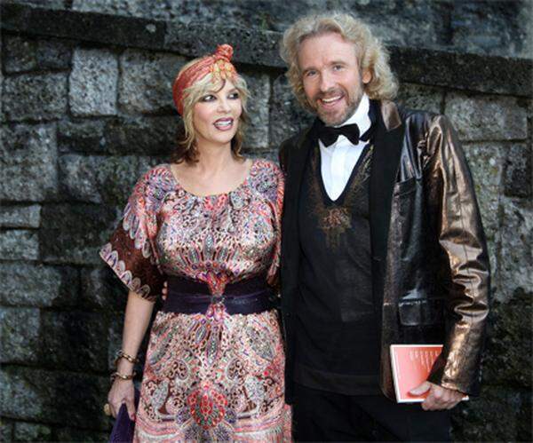 Seit 1976 ist Thomas Gottschalk mit Thea verheiratet. Viel weiß man über ihre Ehe nicht, außer dass sie allem Anschein nach gut läuft, Skandale hat sich das Paar bis heute keine erlaubt. Eine Vorliebe für schräge Outfits haben beide.