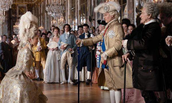 Schauspielerin und Regisseurin Maïwenn (l.) gibt in „Jeanne du Barry“ die Titelfigur, Johnny Depp (r.) Ludwig den XV. Der Film sorgt in Cannes für Unmut. 
