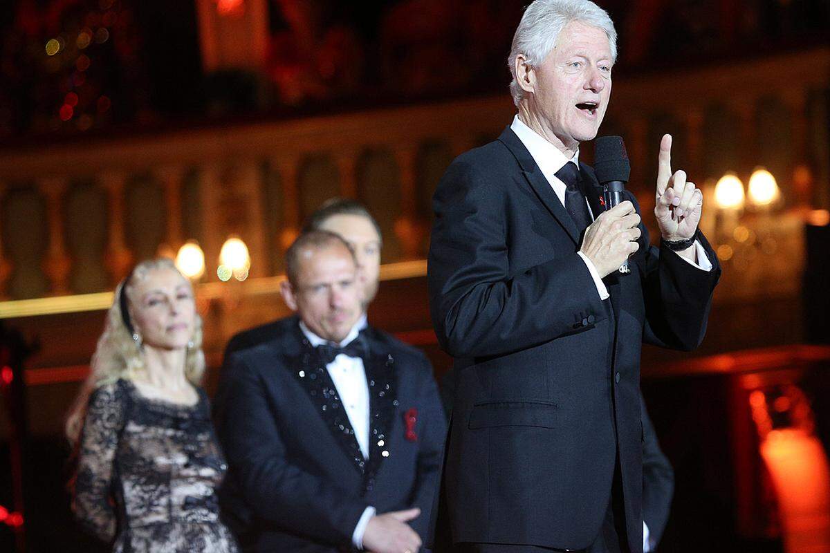 ... Ex-US-Präsident Bill Clinton, der später vor den Augen Gery Keszler den Ball-Organisator für dessen Engagement im Kampf gegen Aids lobte. Neben Keszler ist am Bild übrigens Franca Sozzani, die Chefredakteurin der italienischen Vogue, zu sehen. Sie war für die diesjährige Ball-Fashion-Show verantwortlich. Zu sehen gab es wirklich einiges: