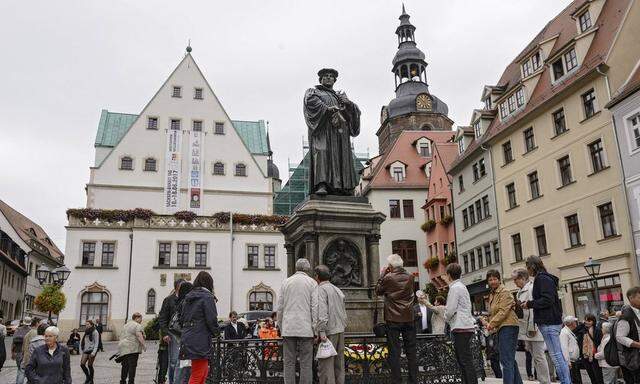 Eisleben hat sein Martin Luther Denkmal wieder Nach rund viermonatigen Sanierungsarbeiten wurde die