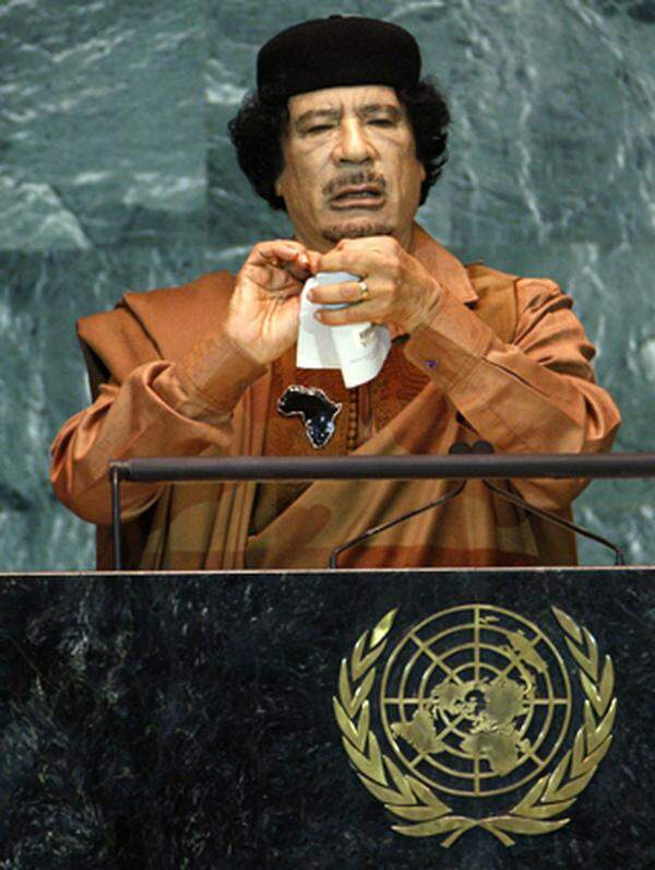 Dieses Jahr mit Spannung erwartet wurde die Rede des libyschen "Revolutionsführers" Muammar al-Gaddafi. Als sich der Libyer als "Der König der Könige von Afrika" ankündigen ließ, hatte sich das Plenum bereits zur Hälfte geleert. Gaddafi warf der UNO den Bruch ihrer eigenen Charta vor, hielt ein Exemplar der Charta hoch und zerriss einige Seiten.