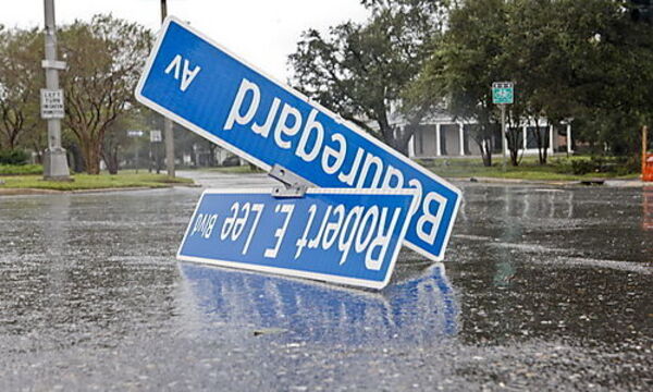 Beim Pontchartrain-See nahe New Orleans liegen Straßenschilder auf dem Boden.