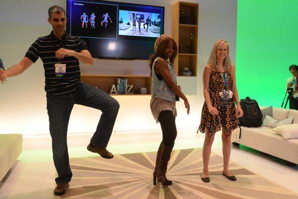 Die Bewegungssteuerung Kinect wurde verbessert und soll jetzt sogar einzelne Fingerbewegungen erkennen. Um das zu demonstieren, versuchte ein Microsoft-Mitarbeiter die Messebesucher zum Mitmachen zu animieren.