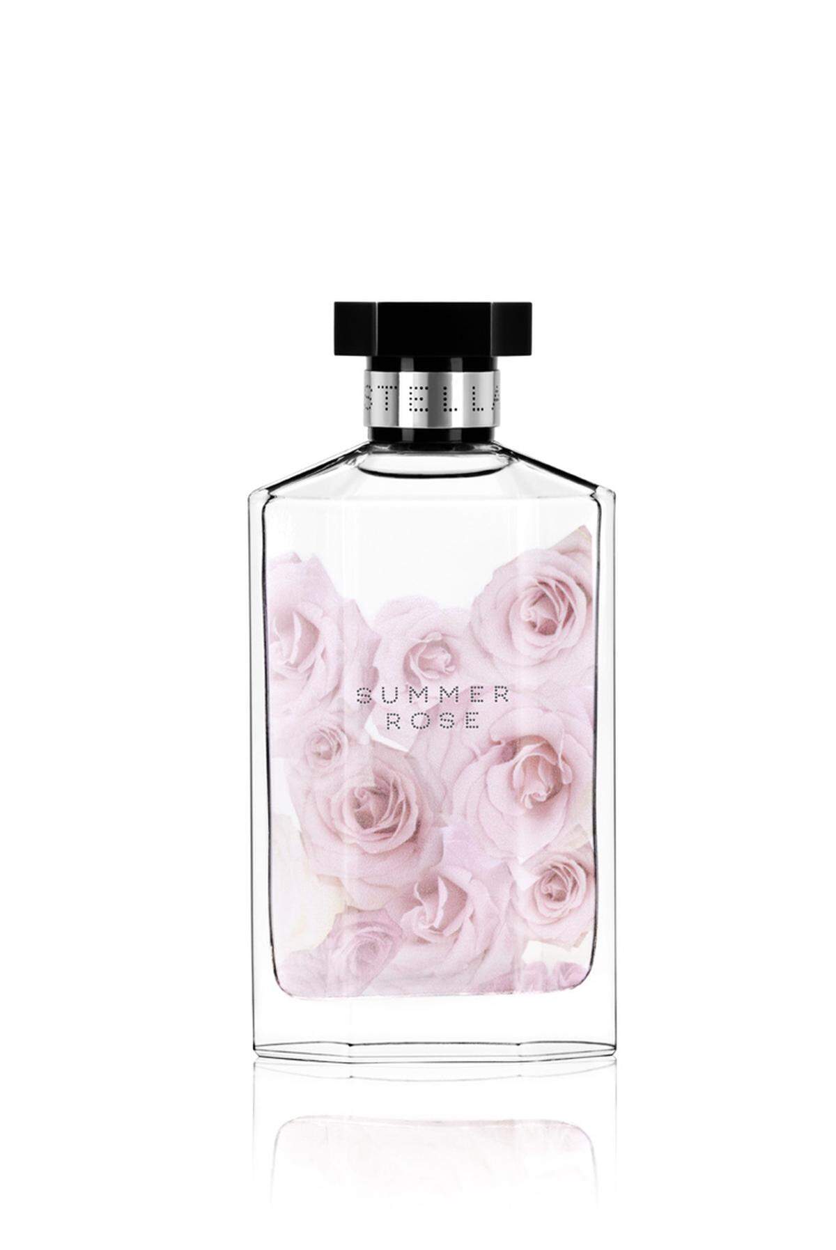 “Ich wollte die Schönheit und Verletzlichkeit der schönsten Blume von allen, kurz bevor sie zu verwelken beginnt, einfangen.” so Stella McCartney über ihren neuen Duft Summer Rose, der an einen Spaziergang im Rosengarten erinnern sollte.