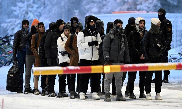 Illegale Migranten erscheinen von Russland her am Grenzübergang nach Finnisch-Lappland bei Salla (Bild vom Februar).