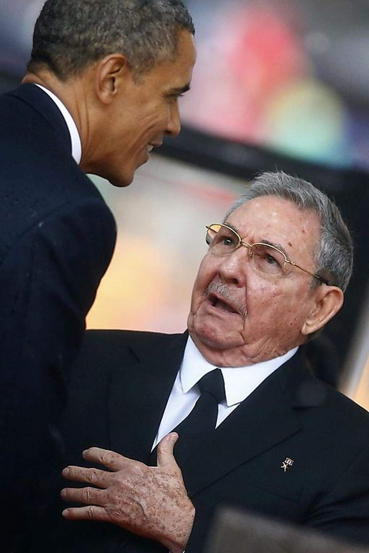 Historischer Händedruck: Obama begrüßt trotz aller politischen und ideologischen Feindschaft Kubas Staatschef Raul Castro.