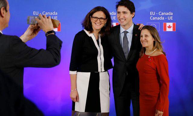 Der Deal hält. Hier ein Bild nach der Ceta-Unterzeichnung von EU-Kommissarin Malmström, dem kanadischen Premierminister Trudeau und der kanadischen Handelsministerin Freeland im Oktober 2016.