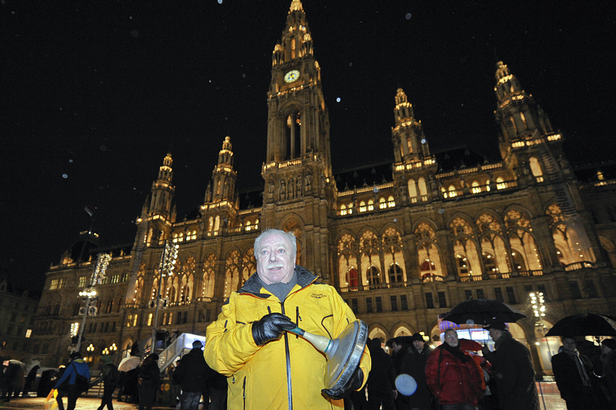 Sein Verhältnis zum Eislaufsport sei altersgemäß, meinte Bürgermeister Häupl: "Früher hat man mich beim Eishockey gesehen, jetzt sieht man mich beim Eisstockschießen", analysierte das Stadtoberhaupt den Wandel der Zeit.