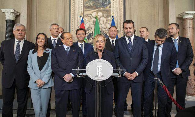 Giorgia Meloni, Italiens erste Regierungschefin in spe, flankiert von ihren Koalitionspartnern. 
