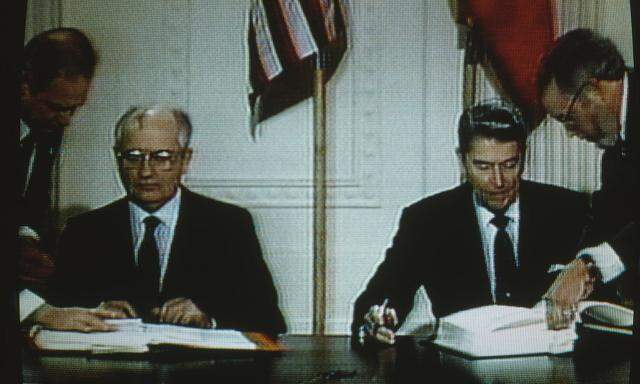 Ein historischer Vertrag gilt nicht mehr. Der sowjetische Staats- und Parteichef Michail Gorbatschow und US-Präsident Ronald Reagan (v. l.) haben das Abkommen im Dezember 1987 unterzeichnet. Am 1. Februar 2019 sind die USA aus dem Vertrag ausgestiegen, die Kündigungsfrist hat sechs Monate betragen.