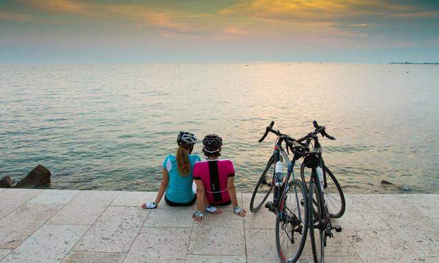 Die 37 Kilometer mit 350 Höhenmetern hinauf nach Tarvis machen dank der E-Bikes keine Mühe. Danach geht es fast nur noch bergab durch das Kanaltal. Und hier sind wir am Ziel: der Strand von Grado. 