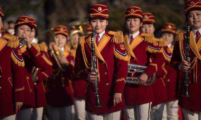 Diese jungen Frauen sollen der stalinistischen Diktatur ein freundliches Gesicht geben: Nordkoreanische Cheerleaders bei einem Auftritt in Südkorea. 