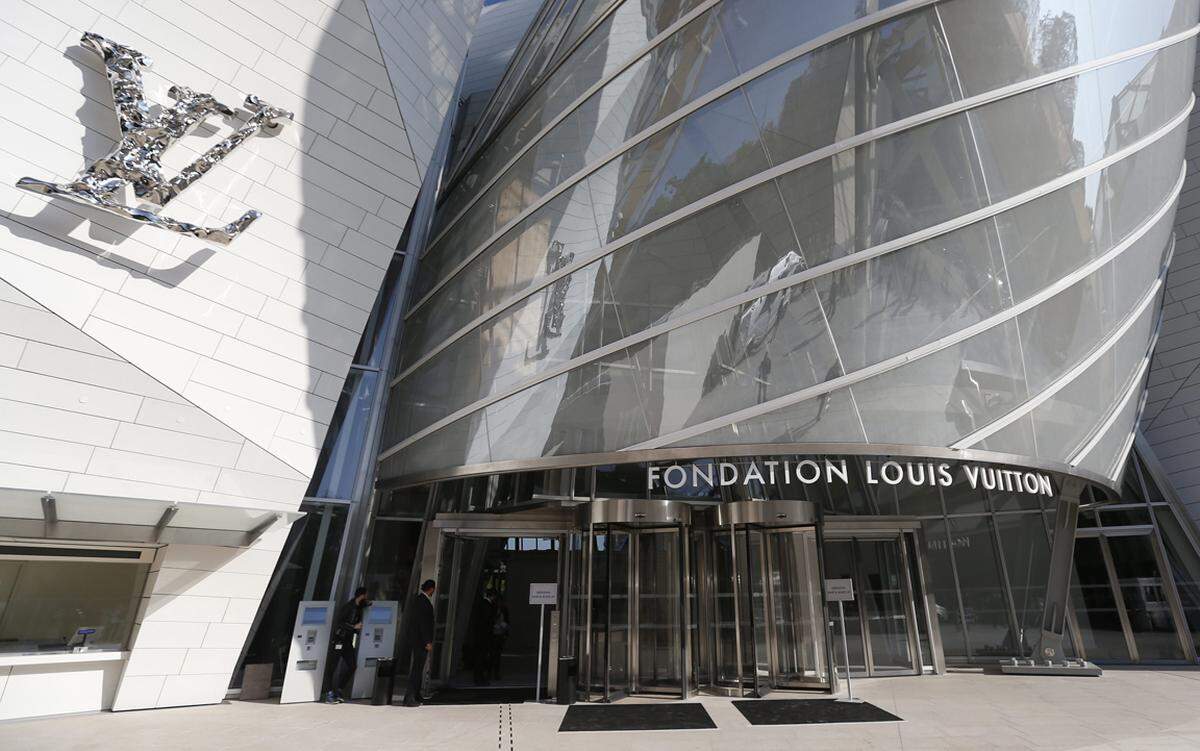 Gezeigt wurden die Trends im neuen Louis Vuitton Foundation Gebäude. Die kurvige Konstruktion mit LV-Logo wurde von Frank Gehry designt.