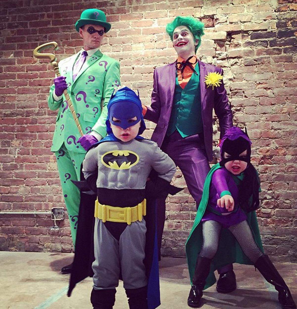 Neil Patrick Harris und seine ganze Familie waren im  Halloween-Fieber. Diesmal schickten sie Grüße aus Gotham City.