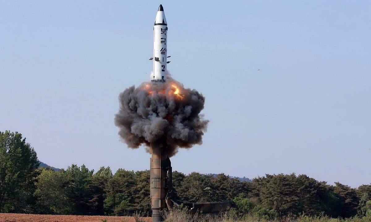 Nach dem Amtsantritt von US-Präsident Donald Trump verschärft sich die Konfrontation: Am 6. März 2017 feuert Nordkorea bei einer Militärübung für Angriffe auf US-Stützpunkte in Japan vier ballistische Raketen ab, von denen drei in japanischen Gewässern landen. Einen Tag später beginnen die USA mit dem Aufbau des Raketenabwehrsystems in Südkorea. Im April und Mai folgen weitere nordkoreanische Raketentests. Seit dem 2. Mai ist THAAD einsatzbereit.