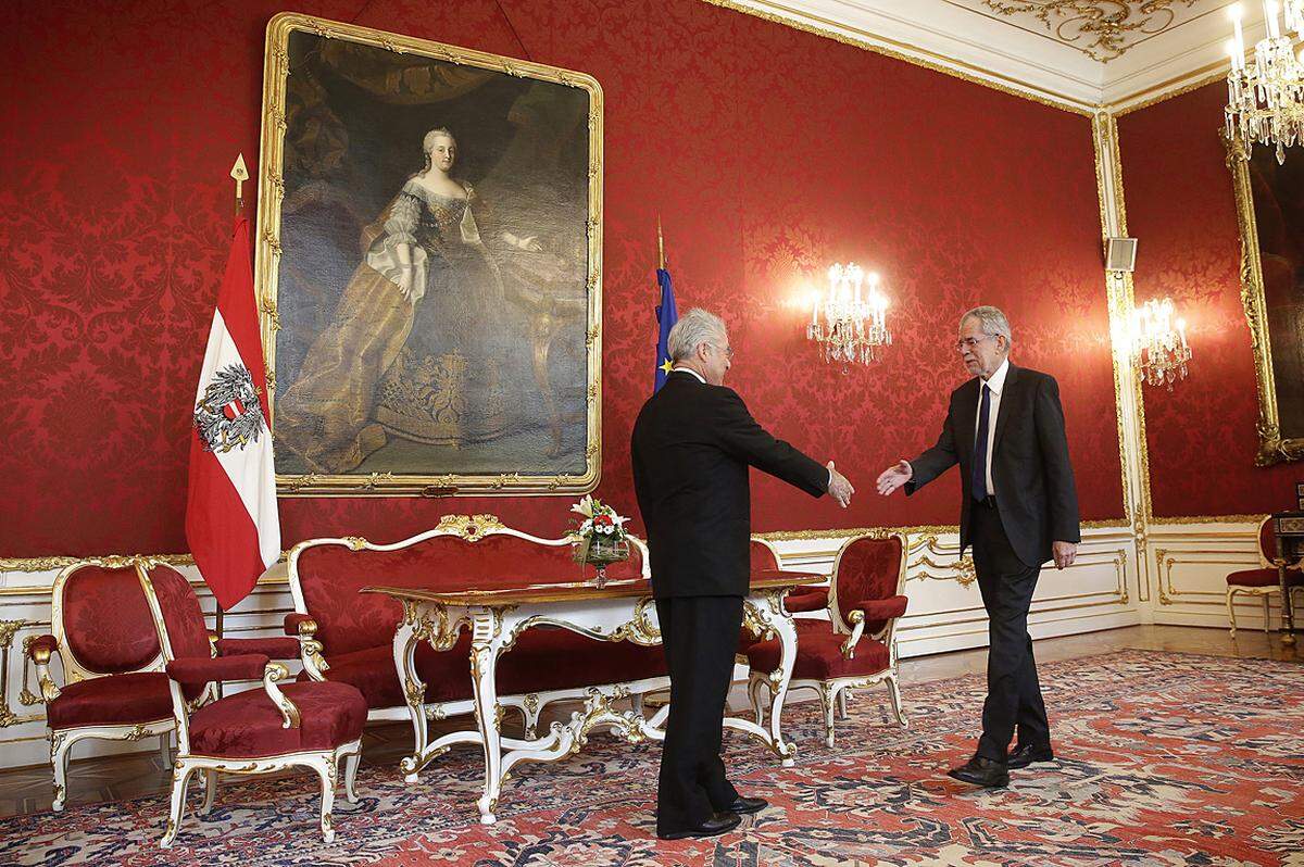 PETER LECHNER: Habemus Bundespräsident!, Hofburg, Wien, 24.5.2016 Bundespräsident Heinz Fischer empfängt seinen designiertenNachfolger Alexander van der Bellen am Tag nach dessenWahlsieg.