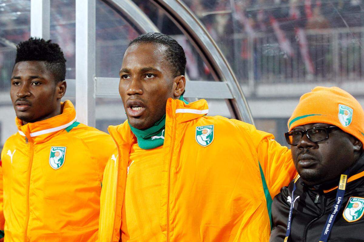 Dider Drogba, Superstar im Dienste der Elfenbeinküste, nimmt vorerst nur auf der Bank Platz, soll aber noch eine entscheidende Rolle spielen.