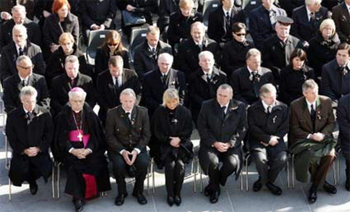 Hunderte Ehrengäste, großteils Politiker, waren für die Trauerfeier angereist.