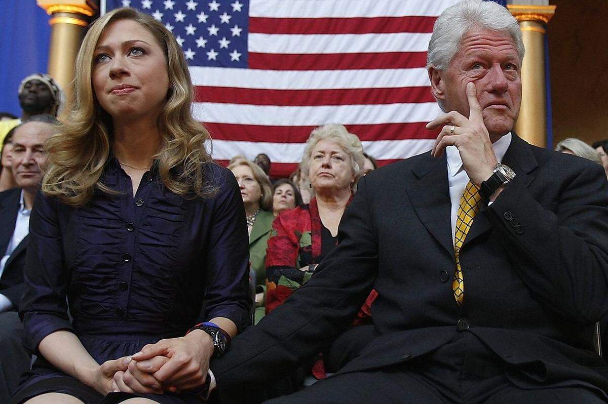 Da bleibt kein Auge trocken: Bill Clinton und seine Tochter Chelsea bewundern die Gattin bzw. Mama während einer Wahlkampfrede. Hillary Clinton bewirbt sich 2008 um die Präsidentschaftskandidatur der Demokraten.
