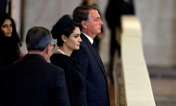 Auch Brasiliens Präsident Jair Bolsonaro und seine Frau Michelle Bolsonaro erweisen der Monarchin ihre letzte Ehre.