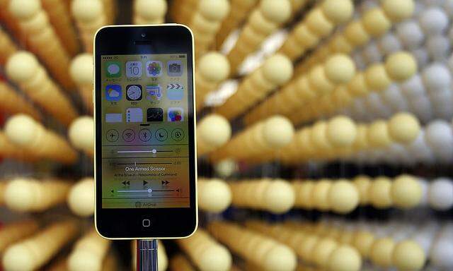 Apple´s new iPhone 5C is displayed at an Apple shop in Tokyo´s Ginza shopping district