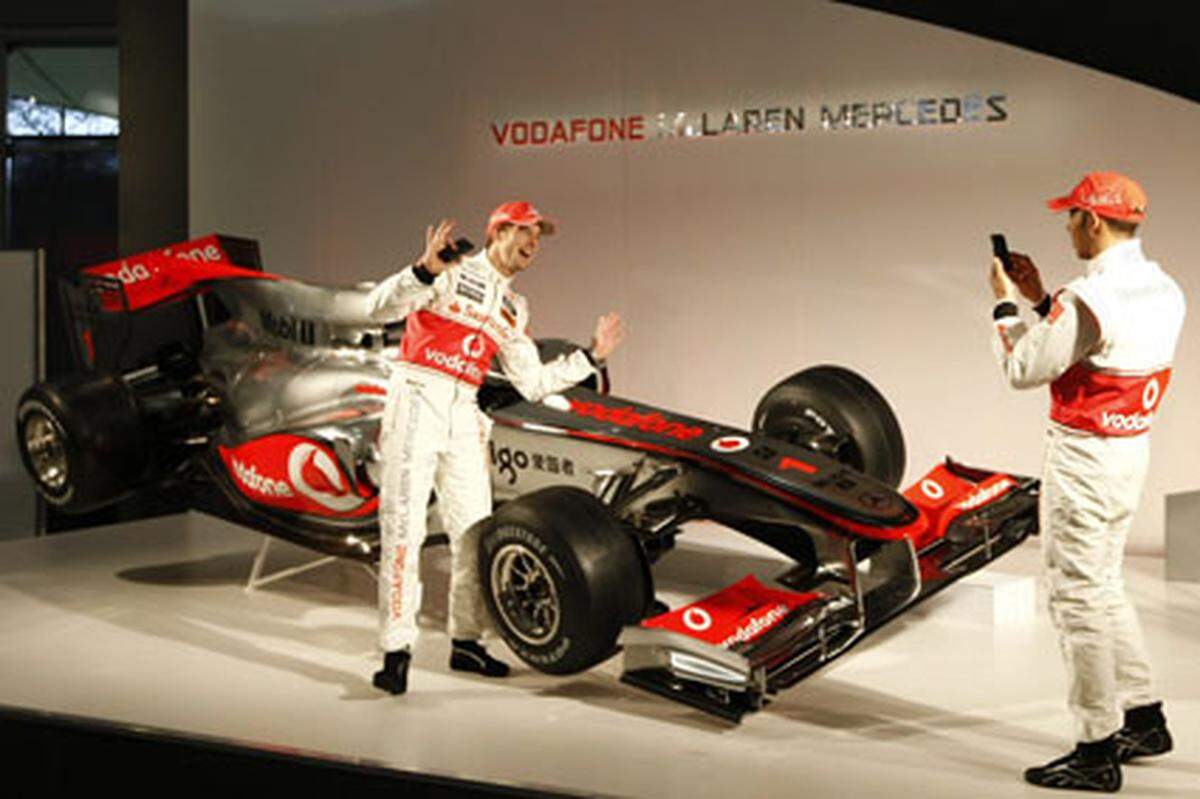 Danach demonstrierten Lewis Hamilton, der Weltmeister von 2008, und Jenson Button, der aktuelle Titelträger, ihre gute Stimmung.