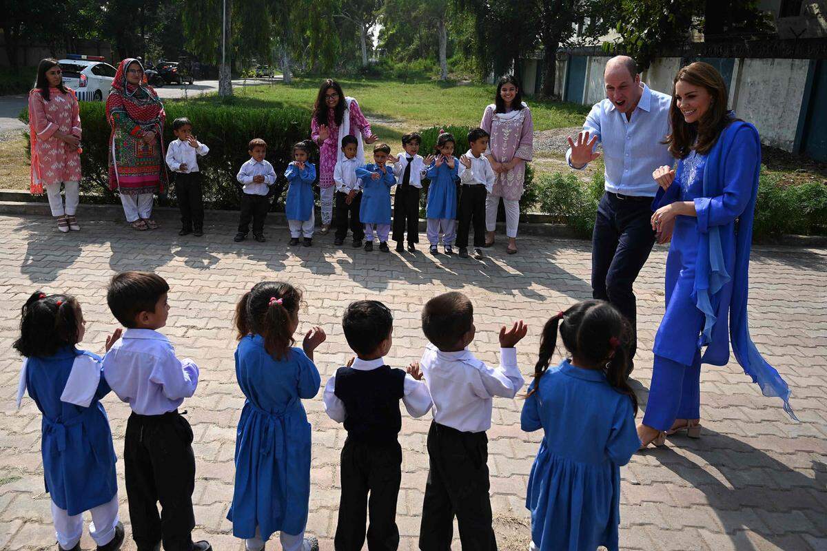 Am zweiten Tag der Reise hatten die Royals ein volles Programm in Islamabad. Zuerst besuchten sie ein Model College für Mädchen, danach gab es Treffen mit dem Präsidenten und dem Premierminister.