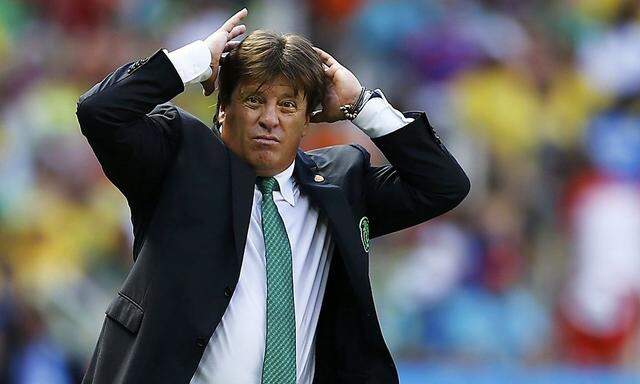 Mexico's coach Herrera reacts during the last few minutes of their 2014 World Cup round of 16 game against the Netherlands at the Castelao arena in Fortaleza